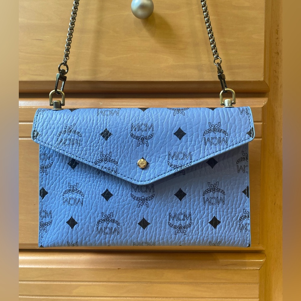MCM powder blue beauty bag converted into a crossbody bag - Picture 6 of 11